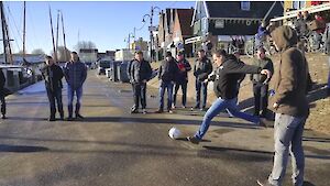 Bal in de botter schieten onder aan de haven met het vriendenuitje in Volendam