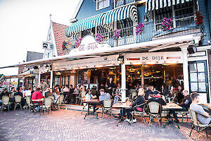 De terrassen op de dijk in Volendam